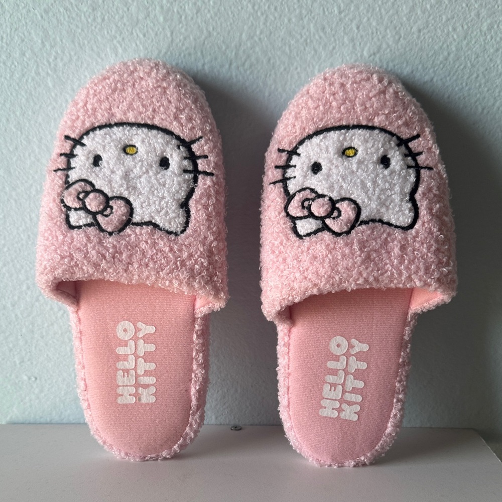 Hello Kitty Fuzzy Pink Slippers NEW***